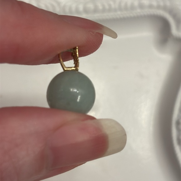 SET 14K Yellow Gold & Green Carved Jade Huggie Hoops & Drop Pendant Vintage - Picture 7 of 16